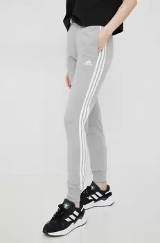 Adidas pantaloni de trening femei, culoarea gri, cu imprimeu imagine