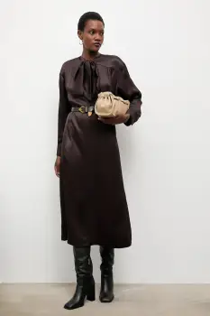 Answear.LAB rochie culoarea maro, midi, evazati imagine