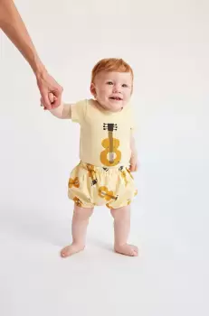Bobo Choses pantaloni scurti din bumbac pentru bebelusi culoarea galben, modelator imagine