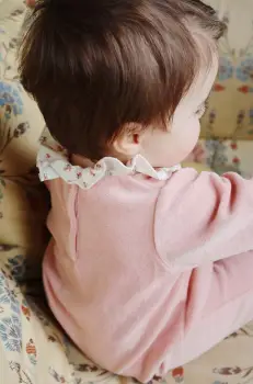 Konges Slojd pijamale pentru copii MIFFA FRILL ONESIE GOTS KS101602 imagine