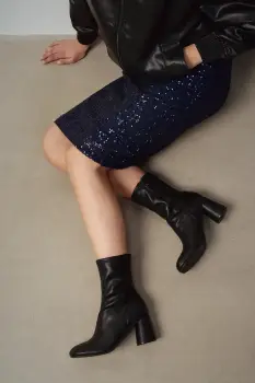 Medicine botine culoarea negru, cu toc drept imagine