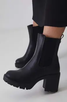 Medicine botine culoarea negru, cu toc drept imagine