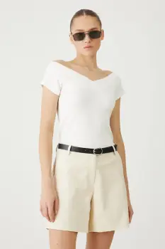 Medicine pantaloni scurti culoarea bej, neted, medium waist imagine