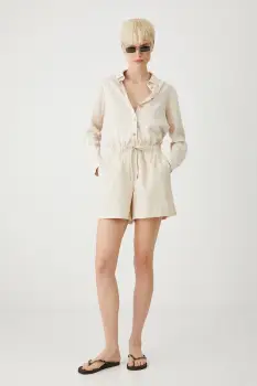 Medicine pantaloni scurti din amestec de in femei, culoarea bej, uni, medium waist imagine