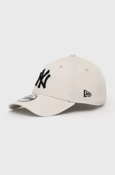 New Era caciula din bumbac culoarea bej, cu imprimeu imagine