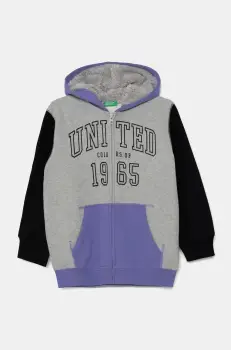 United Colors of Benetton bluza copii culoarea gri, cu gluga, cu imprimeu, 3EB5C504H imagine