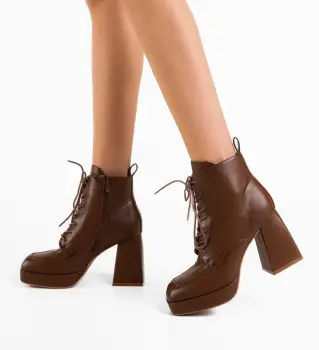 Botine dama Chisom Maro imagine