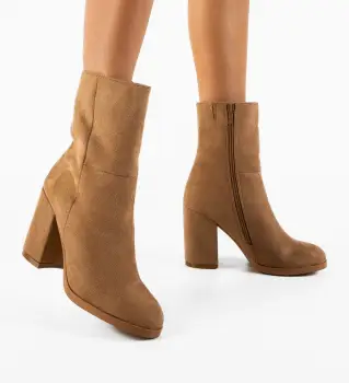 Botine dama Tshepo Camel imagine