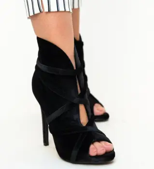 Botine Flores Negri imagine