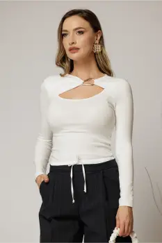 Bluza alba casual cu decolteu decupat si accesoriu imagine
