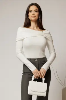 Bluza alba din bumbac cu decolteu barcuta si brosa imagine