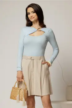 Bluza bleu casual cu decolteu decupat si accesoriu imagine