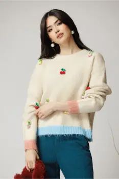 Bluza casual din tricot bej cu cirese crosetate imagine