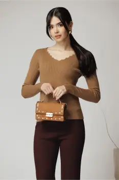 Bluza casual din tricot maro deschis cu decolteu zig-zag imagine