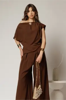 Bluza dama maro cu croi lejer si brosa fixa la decolteu imagine