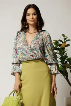 Bluza DY Fashion din satin alba cu imprimeuri mov si decolteu petrecut imagine