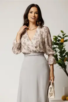 Bluza DY Fashion din satin bej cu imprimeuri florale si decolteu petrecut imagine