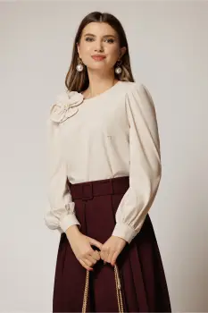 Bluza DY Fashion ivoar cu maneci bufante si floare cu perla la bust imagine