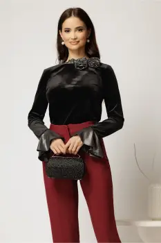 Bluza neagra din catifea cu detaliu floral si guler incretit imagine