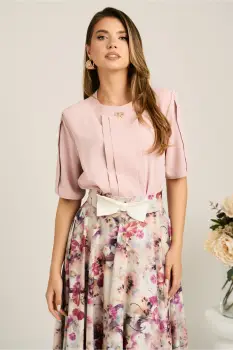 Bluza roz din viscoza cu pliuri si accesoriu metalic delicat imagine