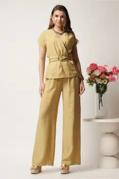 Compleu bej din doua piese cu pantaloni lejeri si bluza cu decolteu si cordon in talie imagine