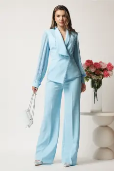 Compleu bleu cu pantaloni evazati si sacou cambrat cu maneci din voal plisat imagine