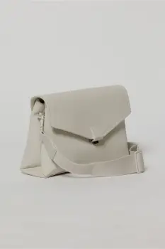 Geanta ivoar tip plic cu design elegant si inchidere cu clapeta imagine