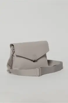 Geanta lila tip plic cu design elegant si inchidere cu clapeta imagine