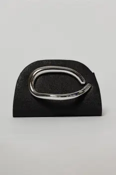 Geanta neagra cu design modern stralucitor si maner metalic imagine