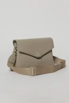 Geanta taupe tip plic cu design elegant si inchidere cu clapeta imagine