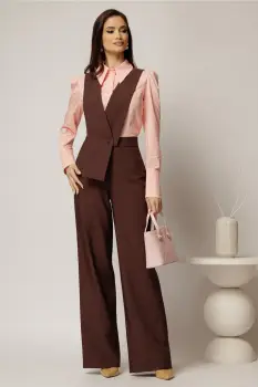 Pantaloni maro evazati cu bretele detasabile imagine