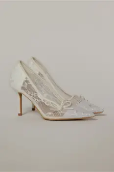 Pantofi eleganti albi imbracati in dantela imagine