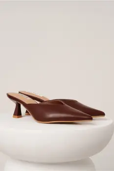 Pantofi eleganti din piele ecologica maro decupati la spate imagine