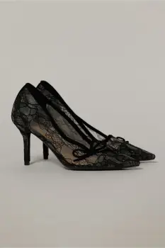 Pantofi eleganti negri imbracati in dantela imagine