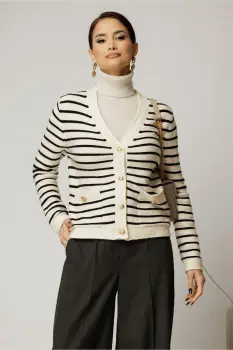 Pulover alb cu dungi negre si inchidere cu nasturi imagine