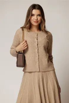 Pulover bej din tricot cu inchidere cu nasturi imagine