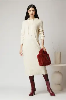 Rochie casual din tricot reiat ivory cu gluga imagine