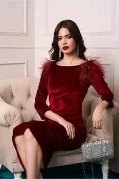 Rochie DY Fashion eleganta din catifea burgundy cu pene la umeri imagine