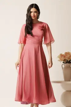 Rochie DY Fashion lunga roz din voal in clos cu accesoriu la bust imagine