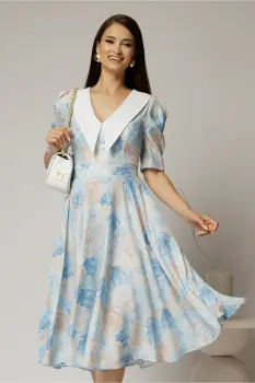 Rochie DY Fashion midi din triplu voal cu imprimeuri albastre bej si guler ascutit si nasturi la maneci imagine