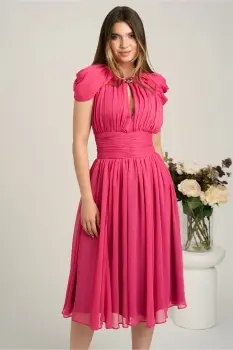Rochie DY Fashion midi fucsia din voal in clos cu accesoriu si decupaj la decolteu imagine