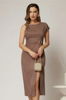 Rochie DY Fashion midi maro din viscoza conica cu aspect sidefat si accesoriu in talie imagine
