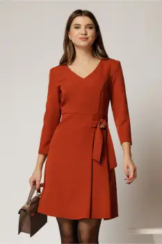 Rochie eleganta din stofa fina caramizie cu decolteu in V si talie accentuata cu accesoriu imagine