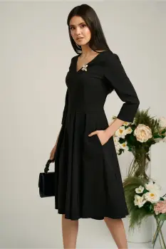 Rochie LaDonna neagra midi cu decolteu adanc si brosa detasabila imagine
