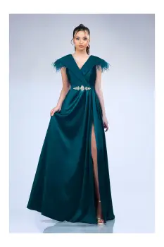 Rochie lunga verde din tafta cu pene la umeri si strasuri pe talie imagine