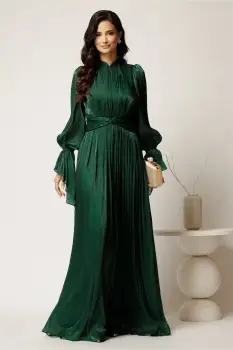 Rochie lunga verde din voal cu aspect satinat si maneci clopot la baza imagine