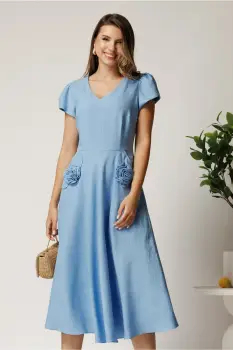 Rochie midi bleu din material fluid in clos cu trandafiri pe buzunare imagine