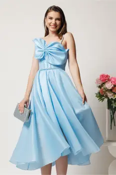 Rochie midi bleu din organza in clos cu funda la bust si margele imagine