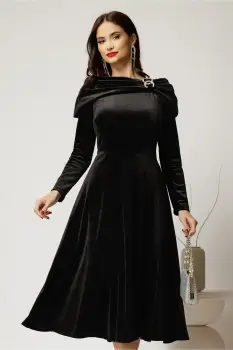 Rochie midi din catifea neagra cu umeri lasati si brosa imagine