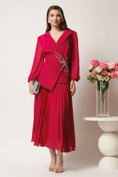 Rochie midi fucsia in clos cu peplum si strasuri pe talie imagine